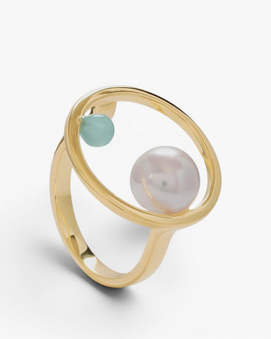 Anillo dorado con perla y piedra verde diseño círculo