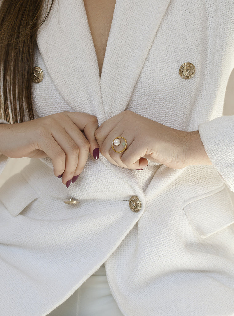 Anillo dorado con perla y piedra verde diseño círculo