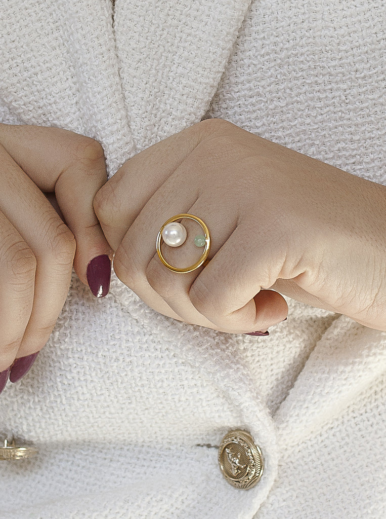 Anillo dorado con perla y piedra verde diseño círculo