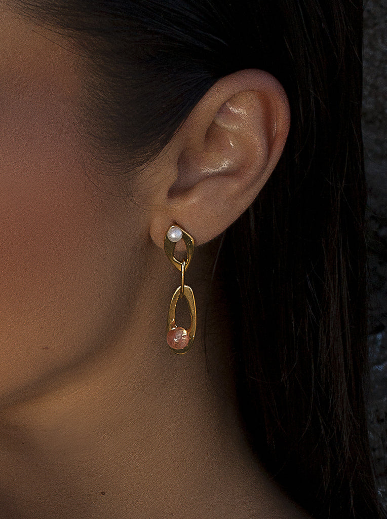 Pendientes largos dorados con perla y piedra coral/rosa
