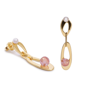 Pendientes largos dorados con perla y piedra coral/rosa