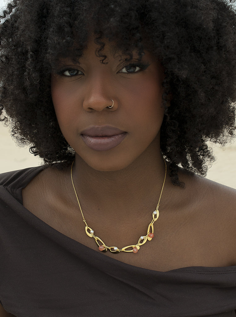 Collar dorado de eslabones con perlas y piedras coral