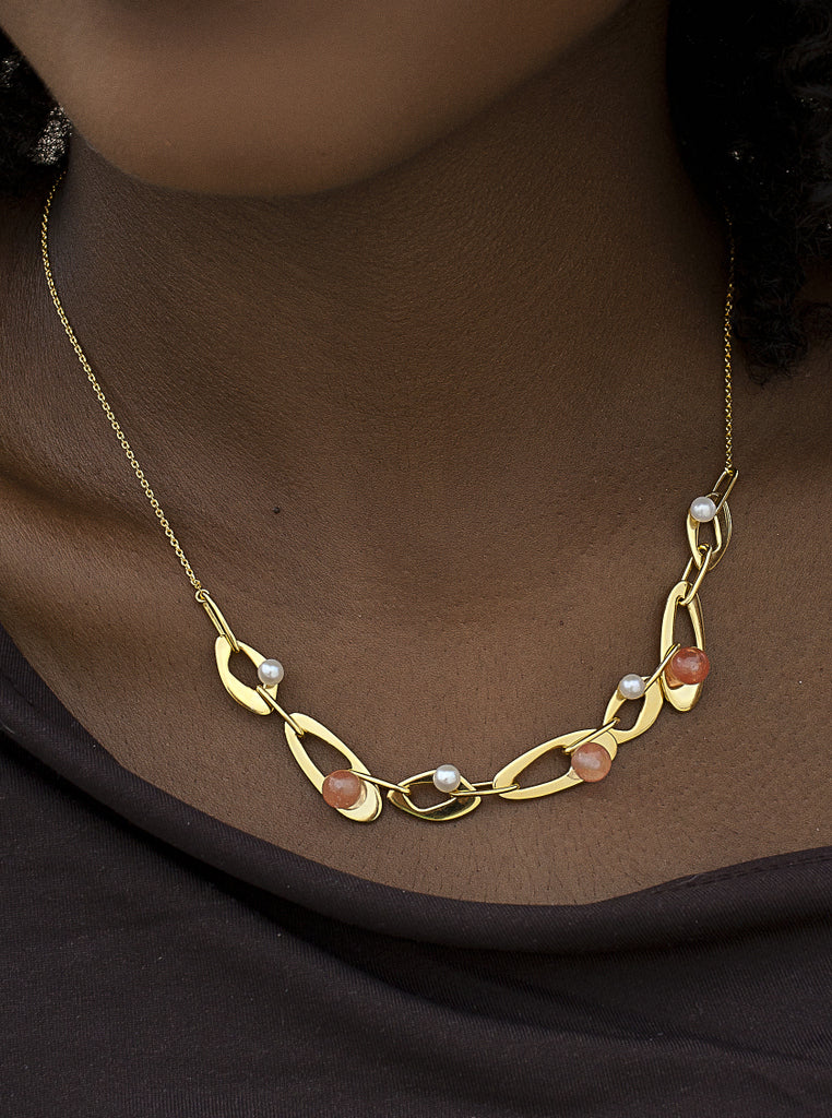 Collar dorado de eslabones con perlas y piedras coral