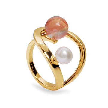 Anillo abierto dorado con perla y piedra coral/rosa