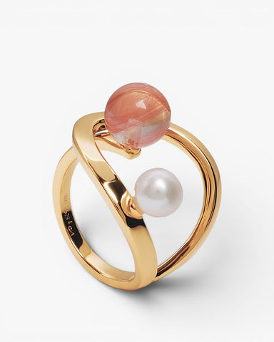 Anillo abierto dorado con perla y piedra coral/rosa