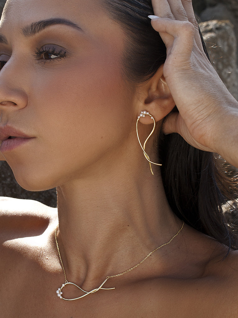 Pendientes originales de plata bañado en oro diseño entrelazado con mini perlas