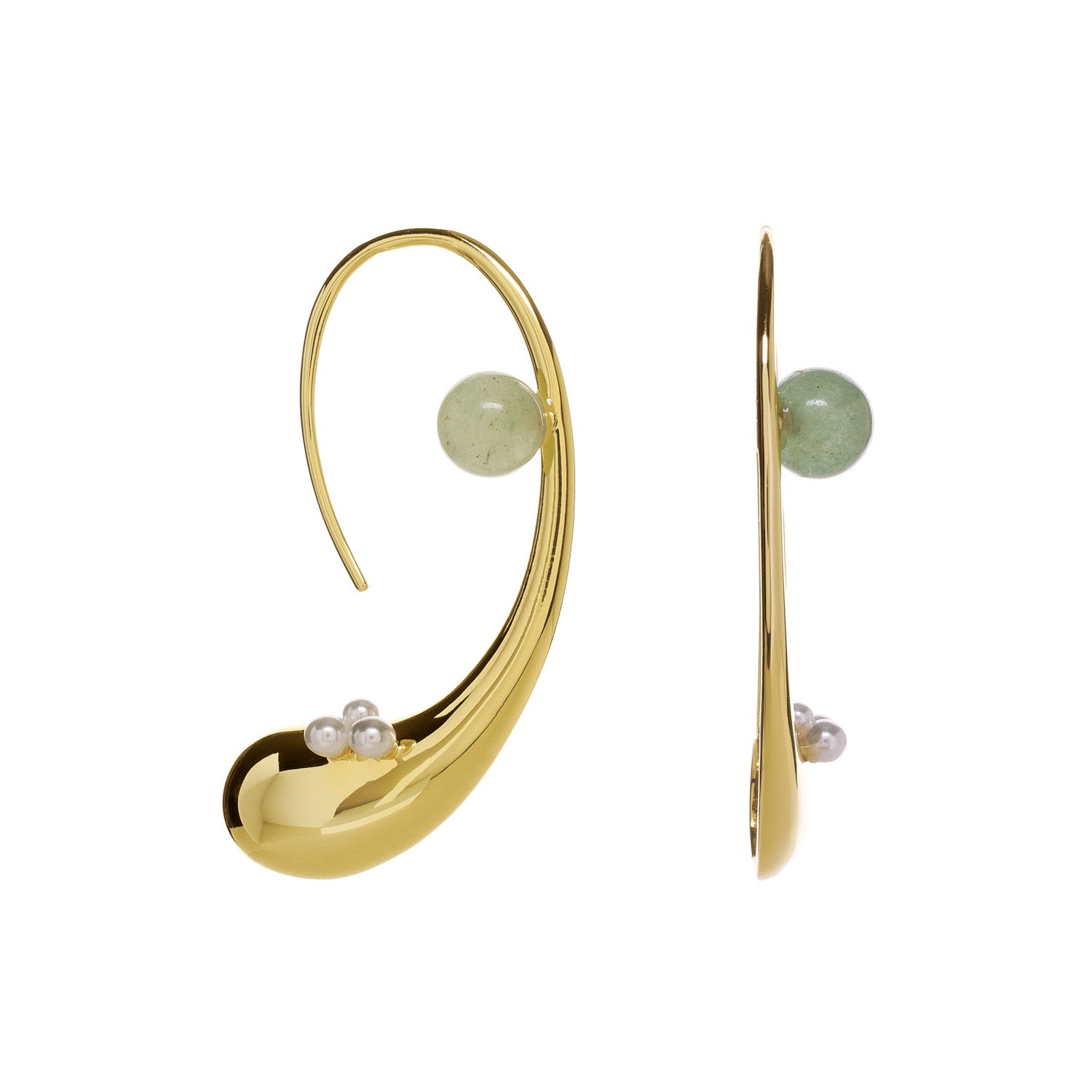 Pendientes curvos dorados con perlas y piedra verde