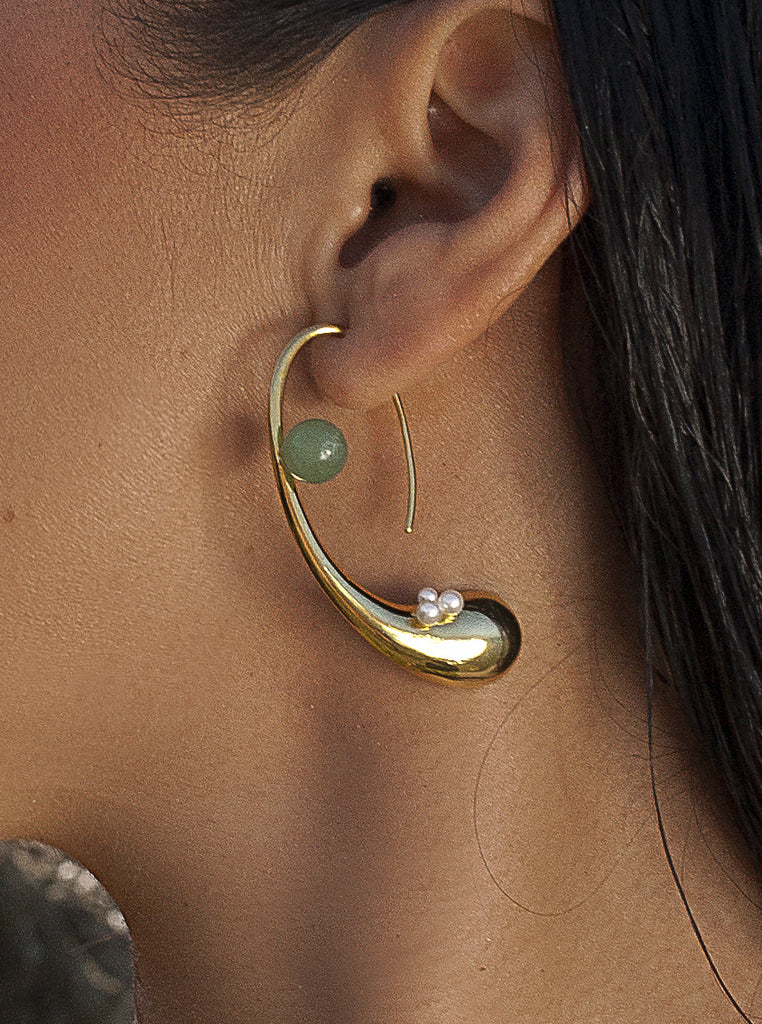 Pendientes curvos dorados con perlas y piedra verde