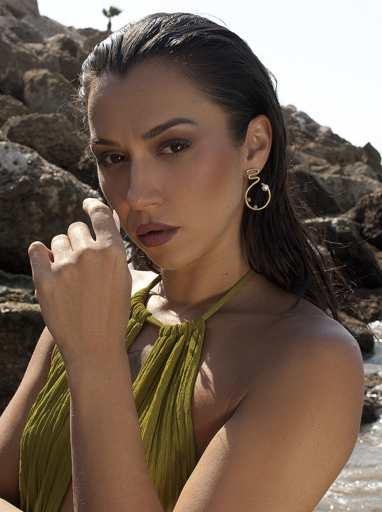 Pendientes largos dorados con perlas y piedra melocotón