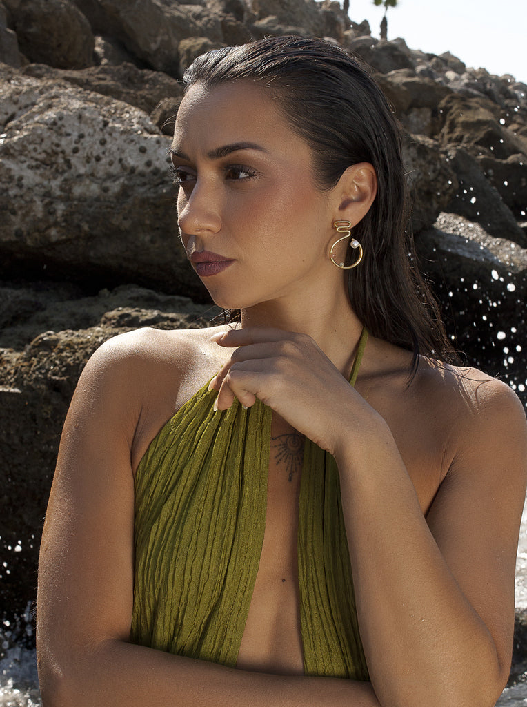 Pendientes largos dorados con perlas y piedra melocotón