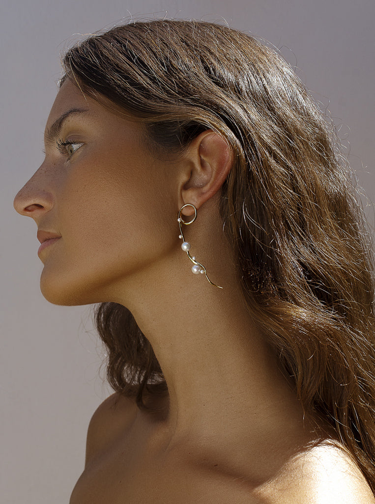 Pendientes original de plata bañada en oro diseño lineal con perlas