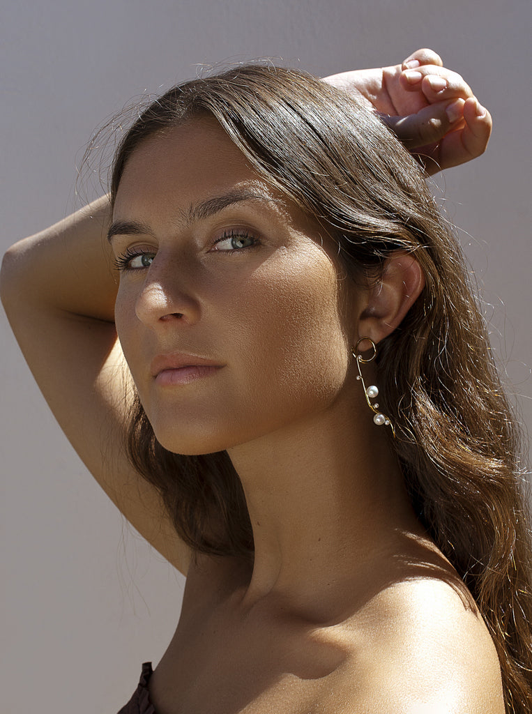 Pendientes original de plata bañada en oro diseño lineal con perlas