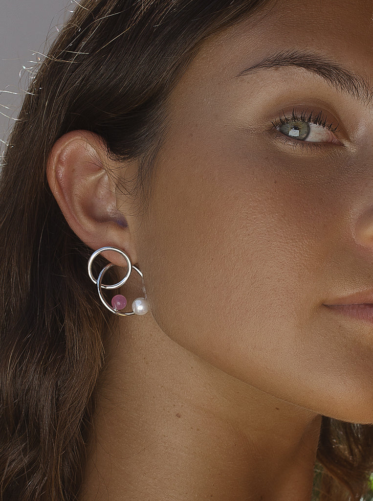 Pendientes espiral de plata con perlas y piedra rosa