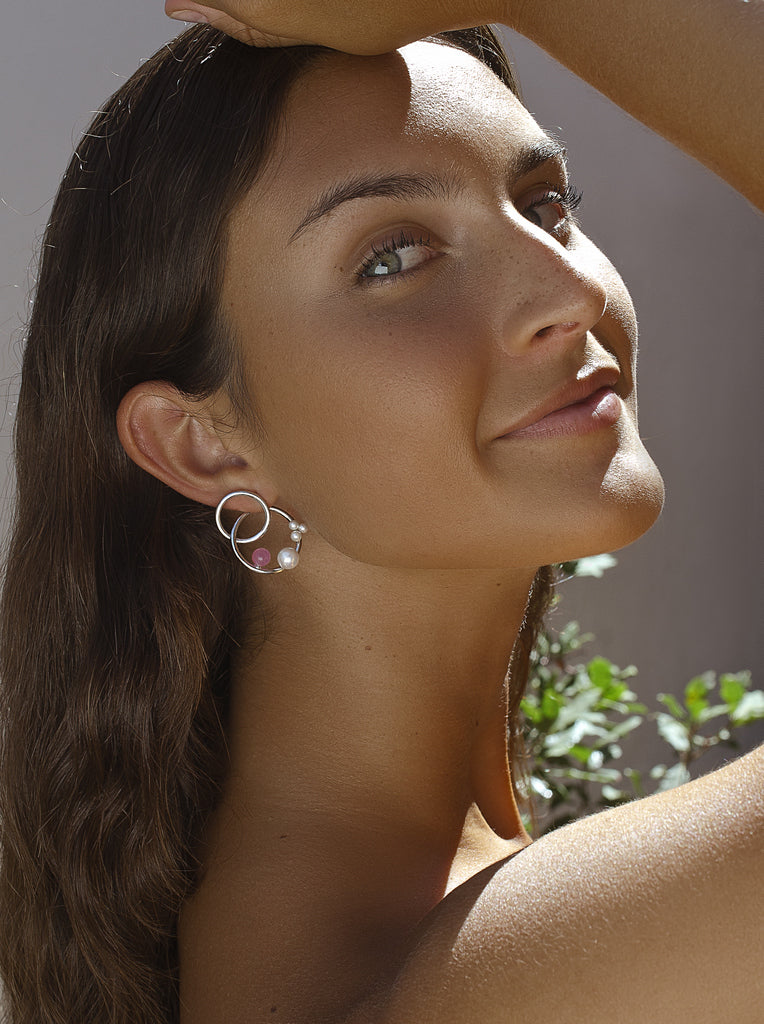 Pendientes espiral de plata con perlas y piedra rosa