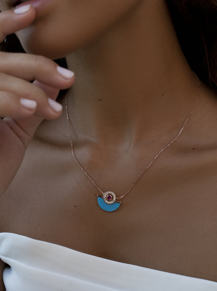 Collar colgante media luna turquesa tono oro rosa con circonitas