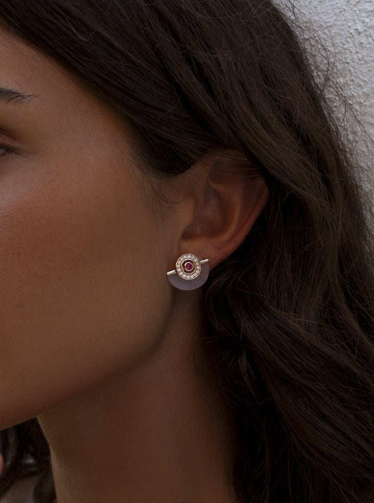 Pendientes media luna rosa tono oro rosa con circonitas