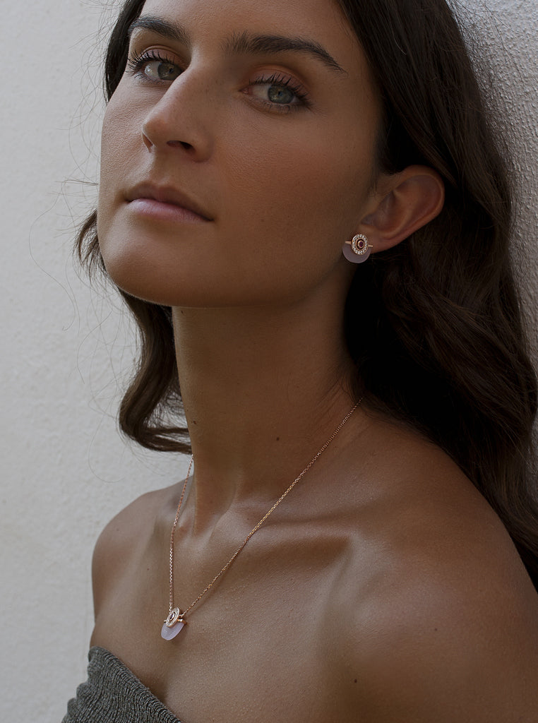 Pendientes media luna rosa tono oro rosa con circonitas