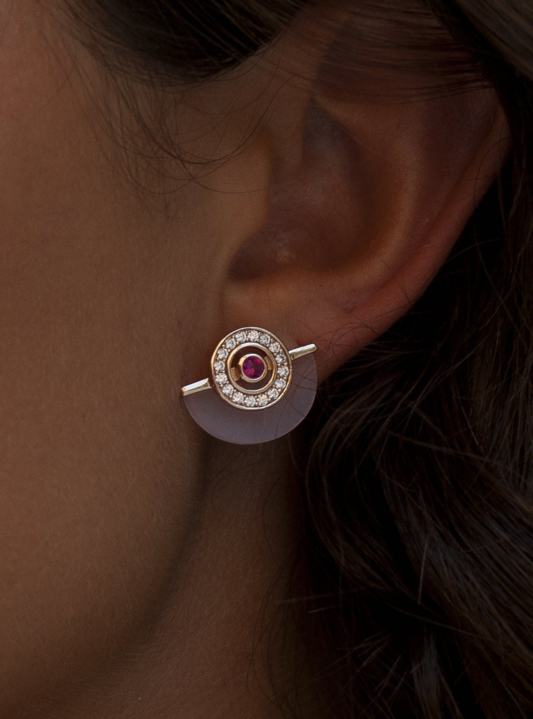 Pendientes media luna rosa tono oro rosa con circonitas