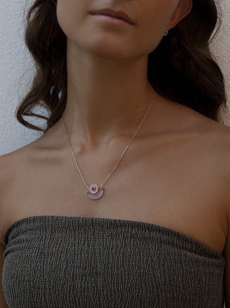 Collar colgante media luna rosa tono oro rosa con circonitas