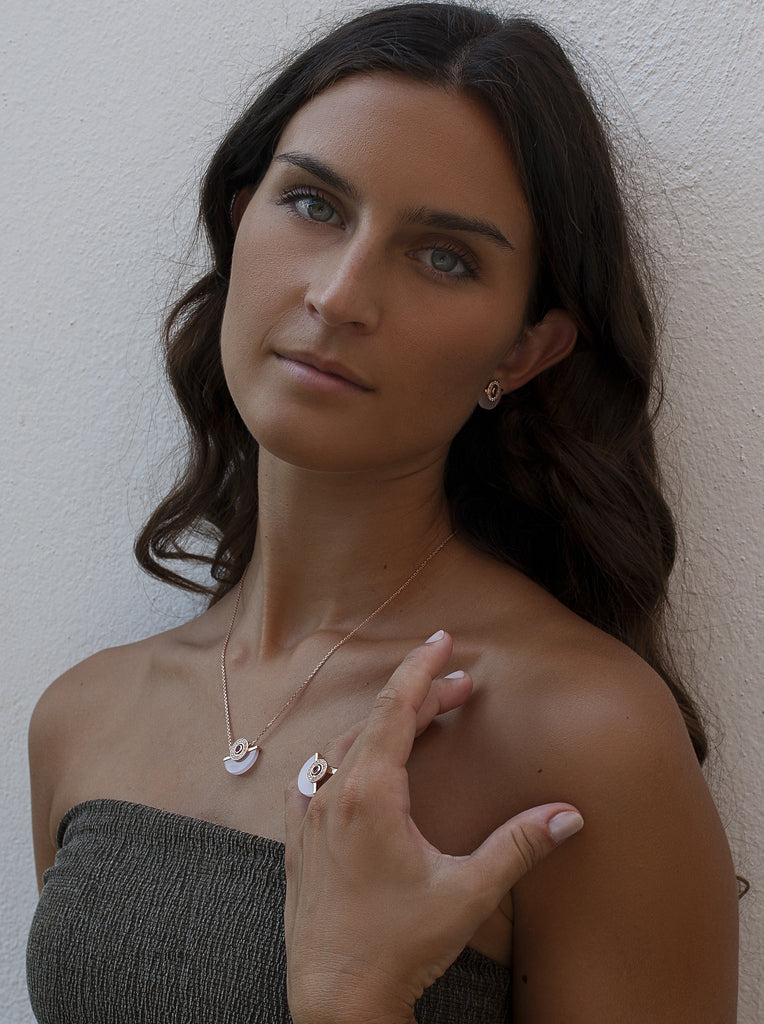 Collar colgante media luna rosa tono oro rosa con circonitas