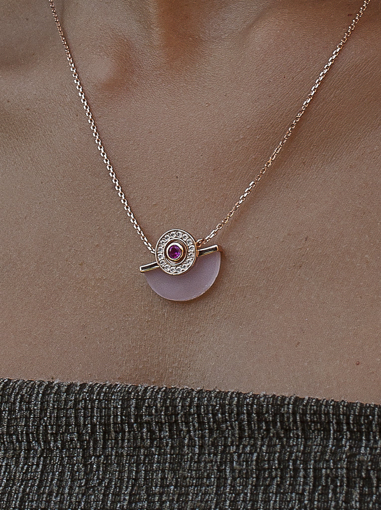 Collar colgante media luna rosa tono oro rosa con circonitas