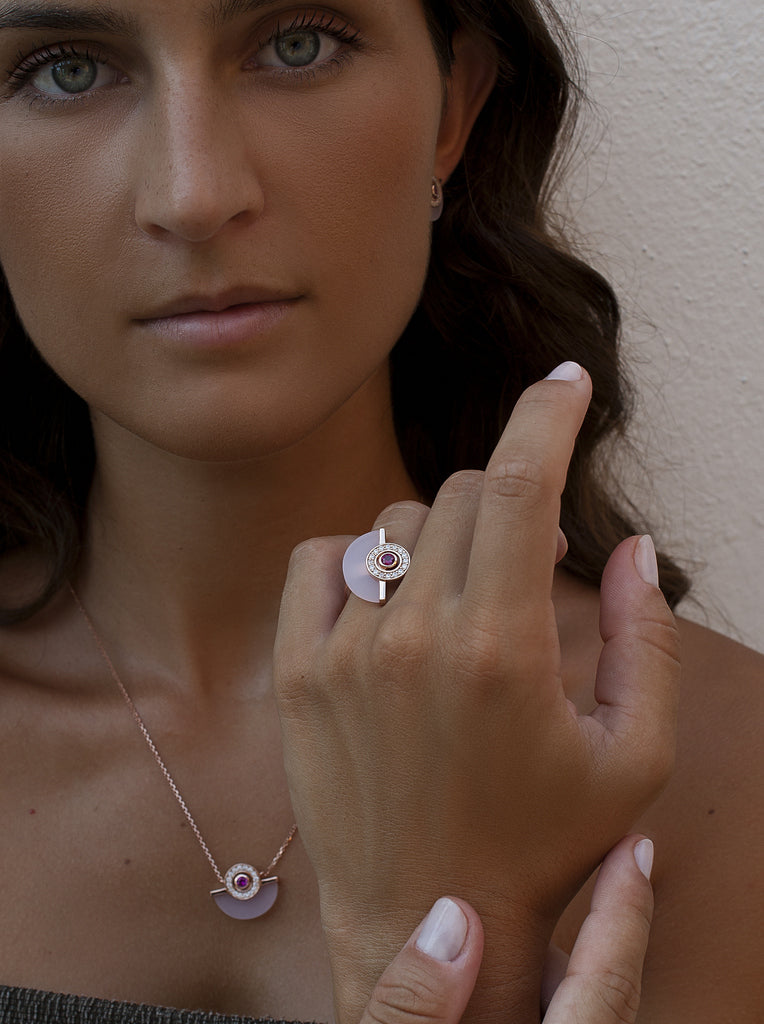 Anillo media luna rosa tono oro rosa con circonitas