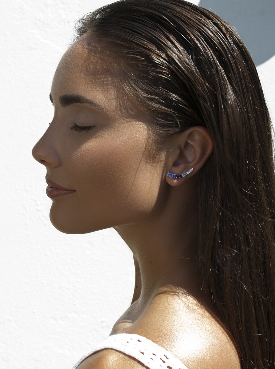 Pendientes trepadores de plata con circonitas azules degradadas