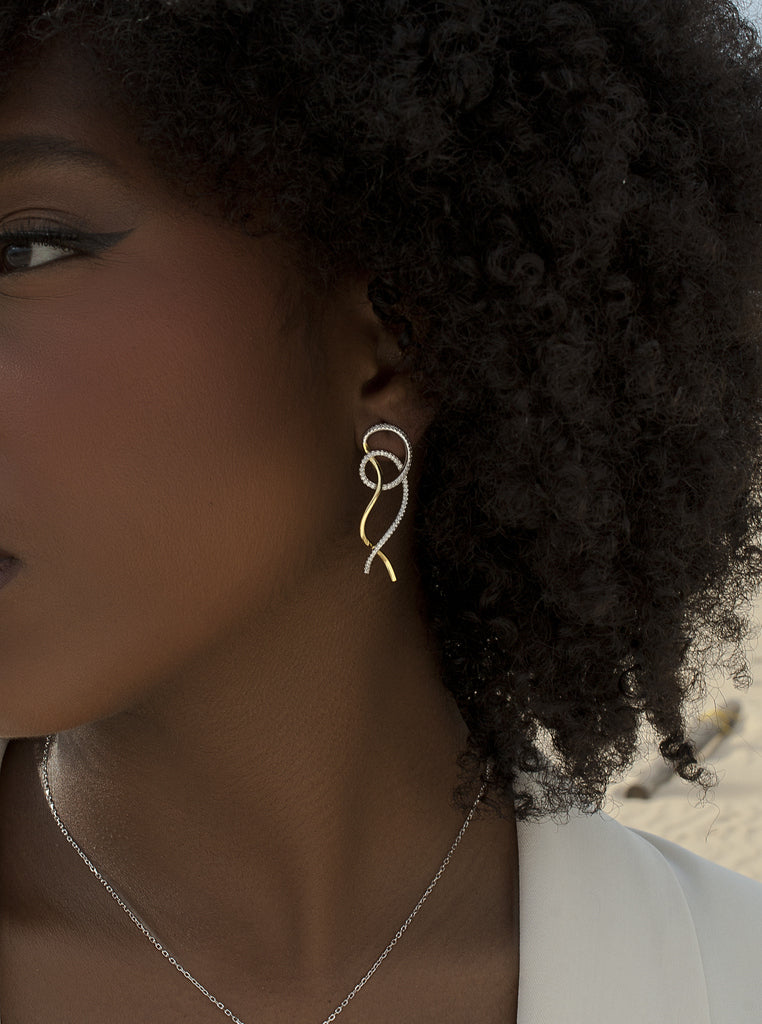 Pendientes largos diseño original bicolor de plata con circonitas