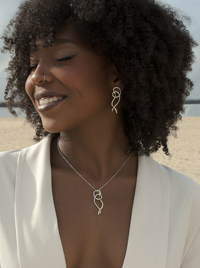 Pendientes largos diseño original bicolor de plata con circonitas