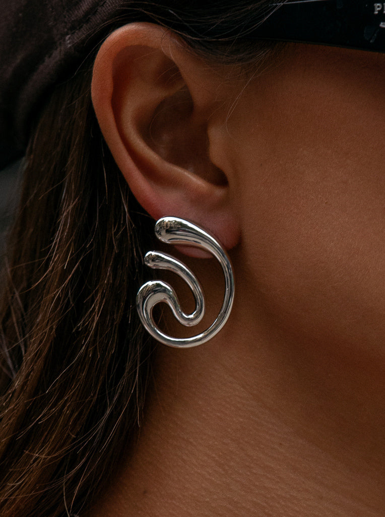 Boucles d'oreilles originales en argent avec un motif en spirale