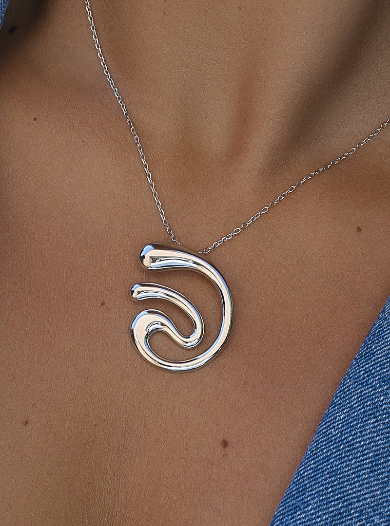 Collar original de plata con diseño de espiral