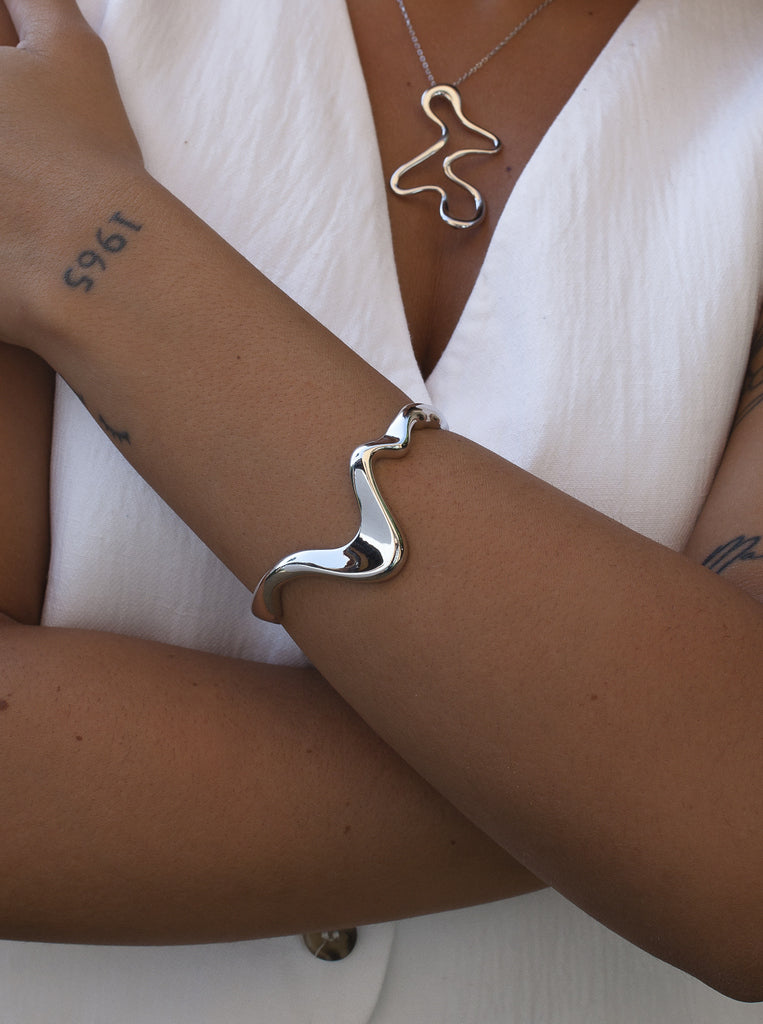 Pulsera esclava de plata diseño abstracto