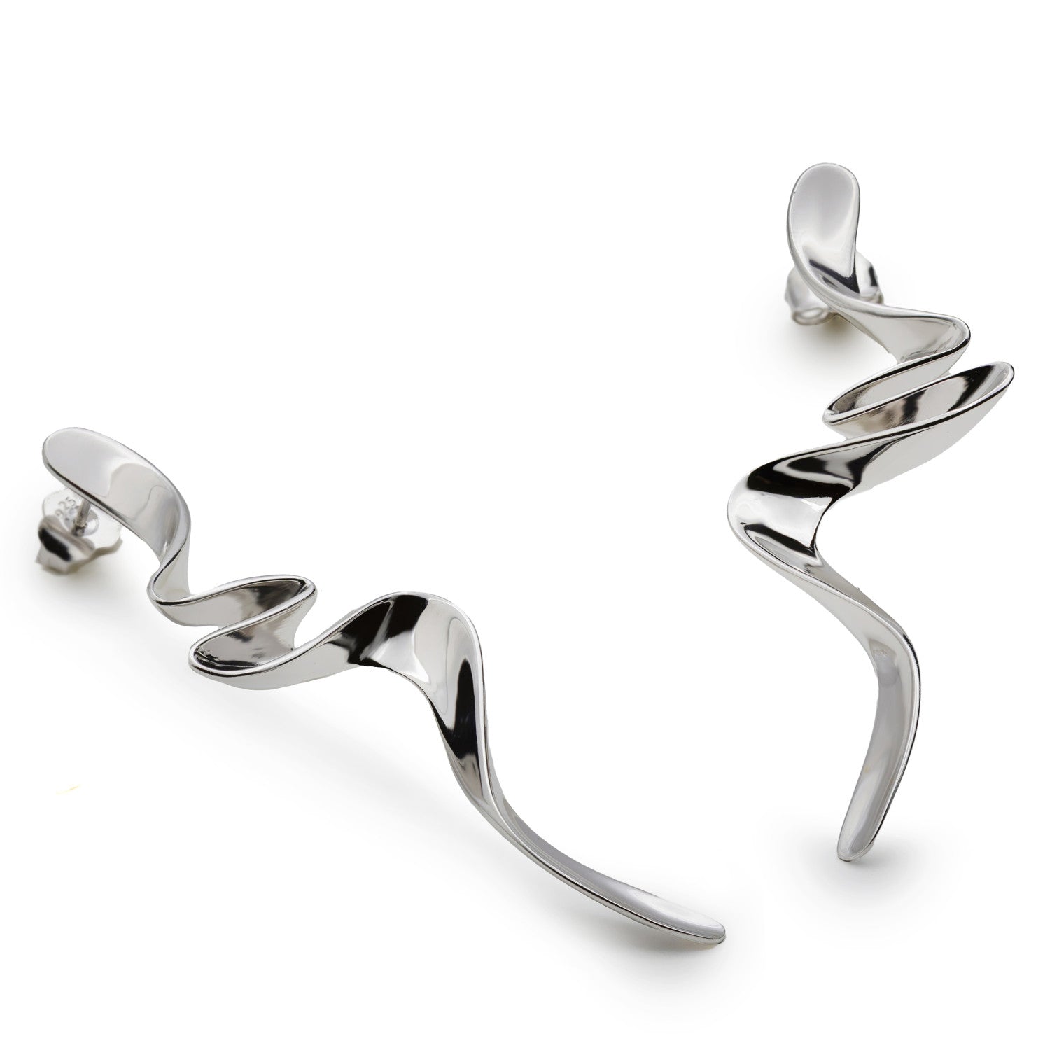 Pendientes originales de plata con diseño de tirabuzón.