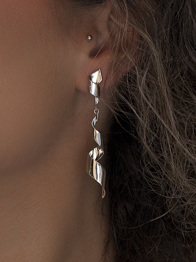 Pendientes largos originales de plata diseño serpentina