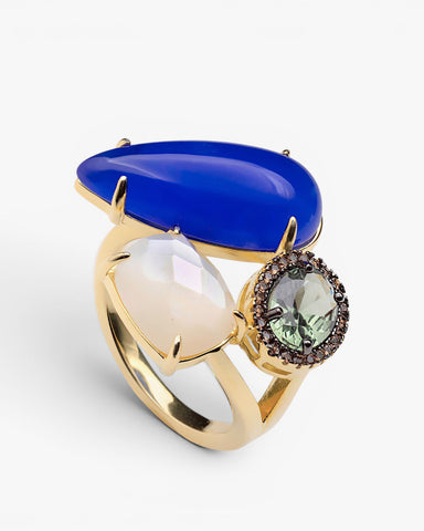 Bague en argent doré avec pierre cabochon bleue et détail vert