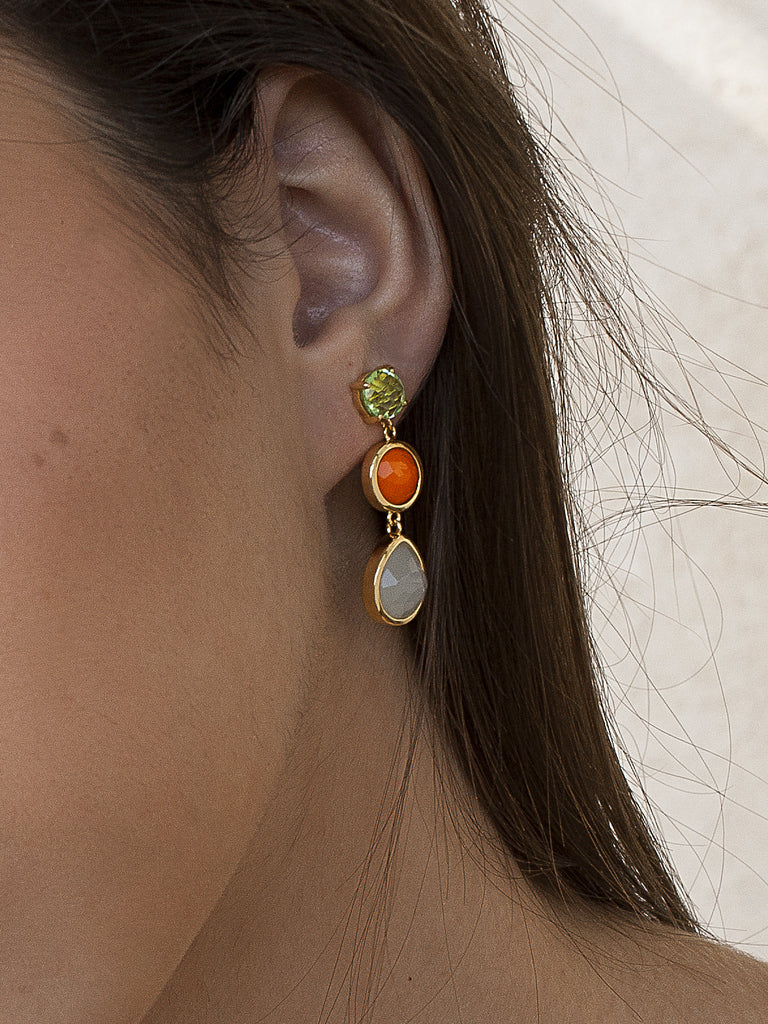 Pendientes largos de plata bañado en oro con piedras verde  naranja y blanca