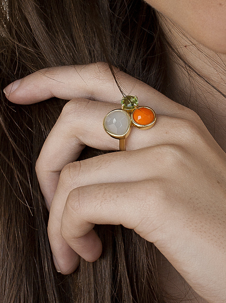 Anillo de plata bañado en oro con tres piedras: verde  naranja y blanca