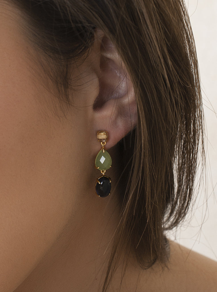 Pendientes largos de plata bañada en oro con piedras verde lima y azul cobalto