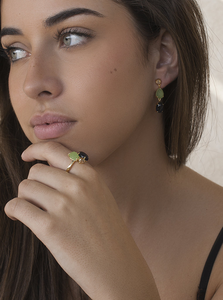 Anillo de plata bañada en oro con piedras de colores verde lima champagne y azul cobalto