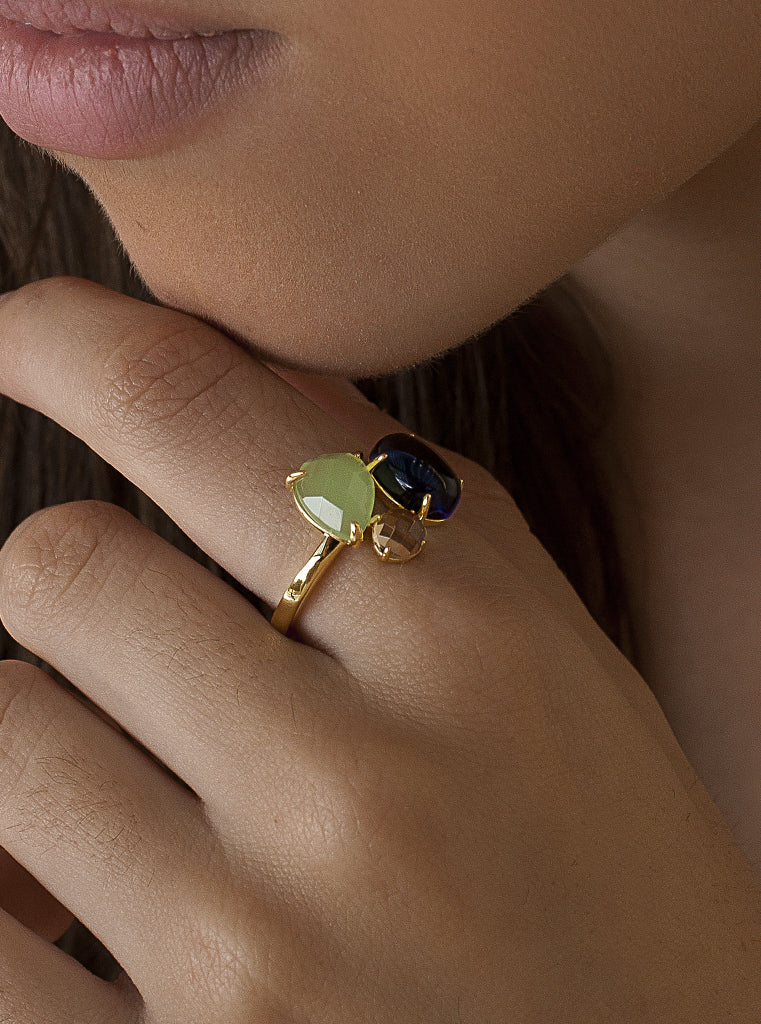 Anillo de plata bañada en oro con piedras de colores verde lima  champagne y azul cobalto