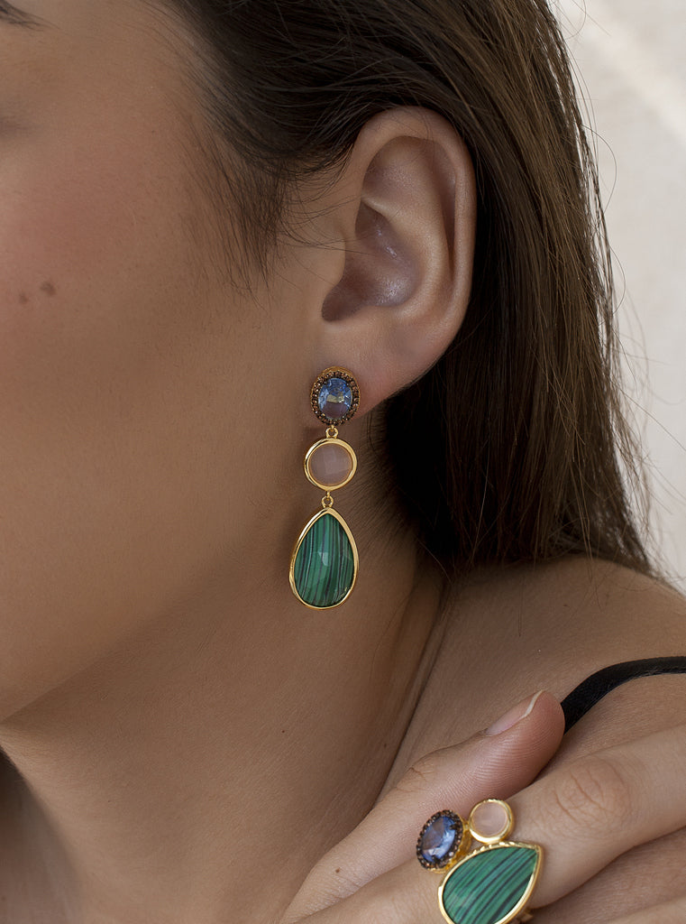 Pendientes largos de plata con malaquita  cuarzo rosa y cristal azul en acabado dorado