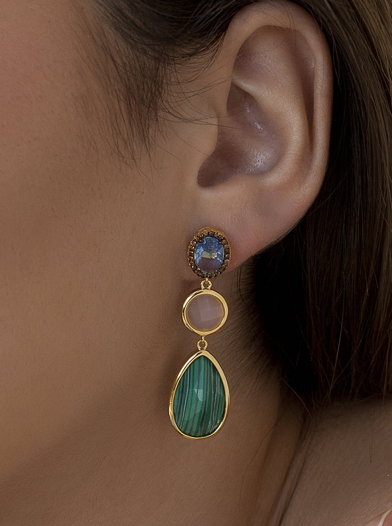 Boucles d'oreilles pendantes en argent avec malachite, quartz rose et cristal bleu sur finition dorée