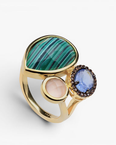 Anillo de plata con malaquita  cuarzo rosa y cristal azul con halo en acabado dorado
