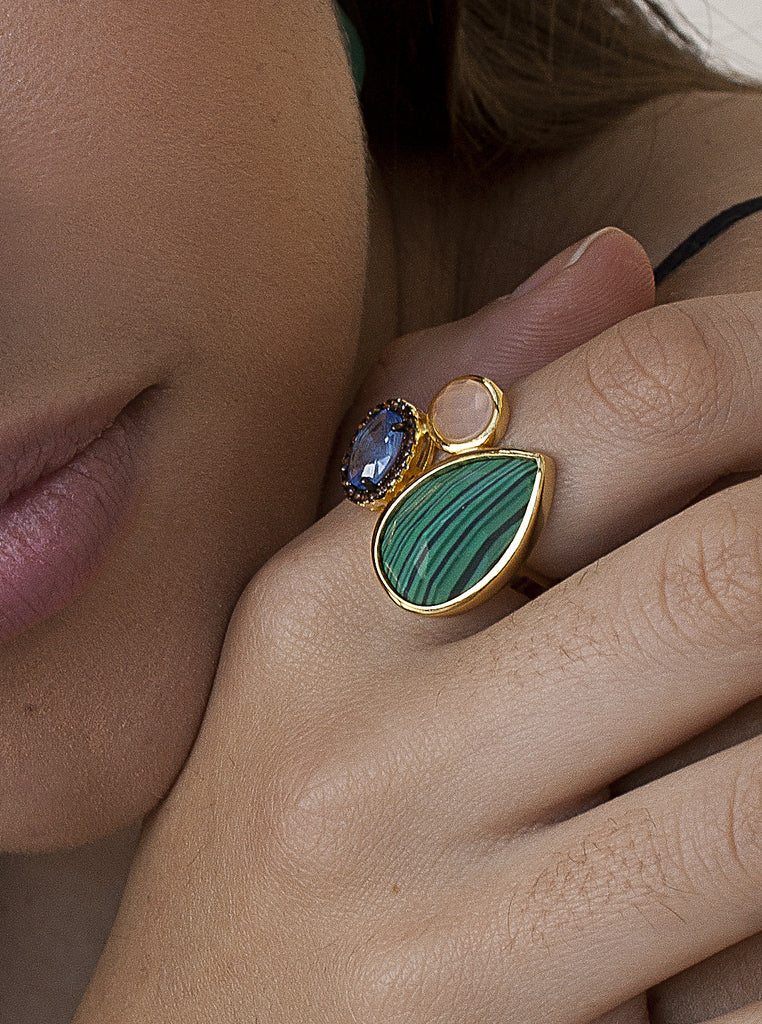 Anillo de plata con malaquita  cuarzo rosa y cristal azul con halo en acabado dorado