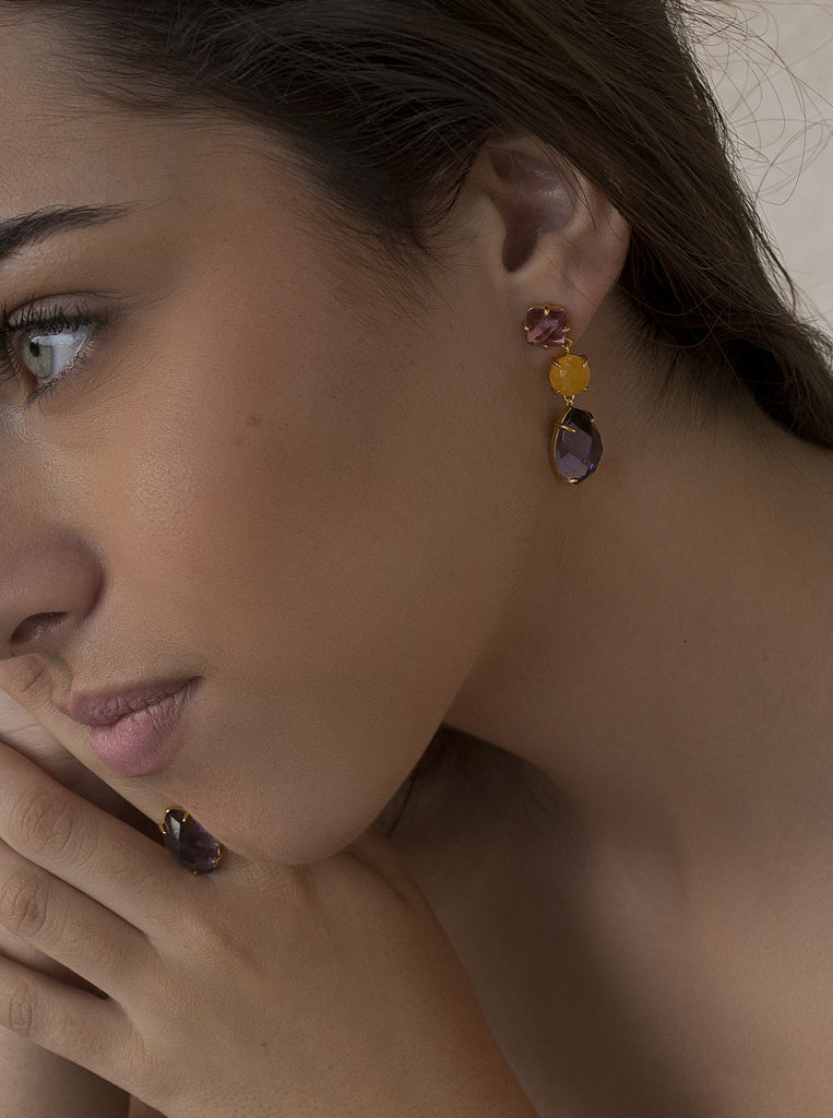 Pendientes largos de plata dorada con piedras violeta y amarilla