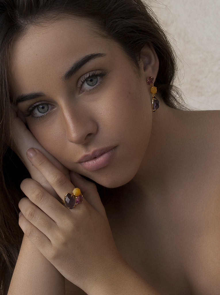 Pendientes largos de plata dorada con piedras violeta y amarilla