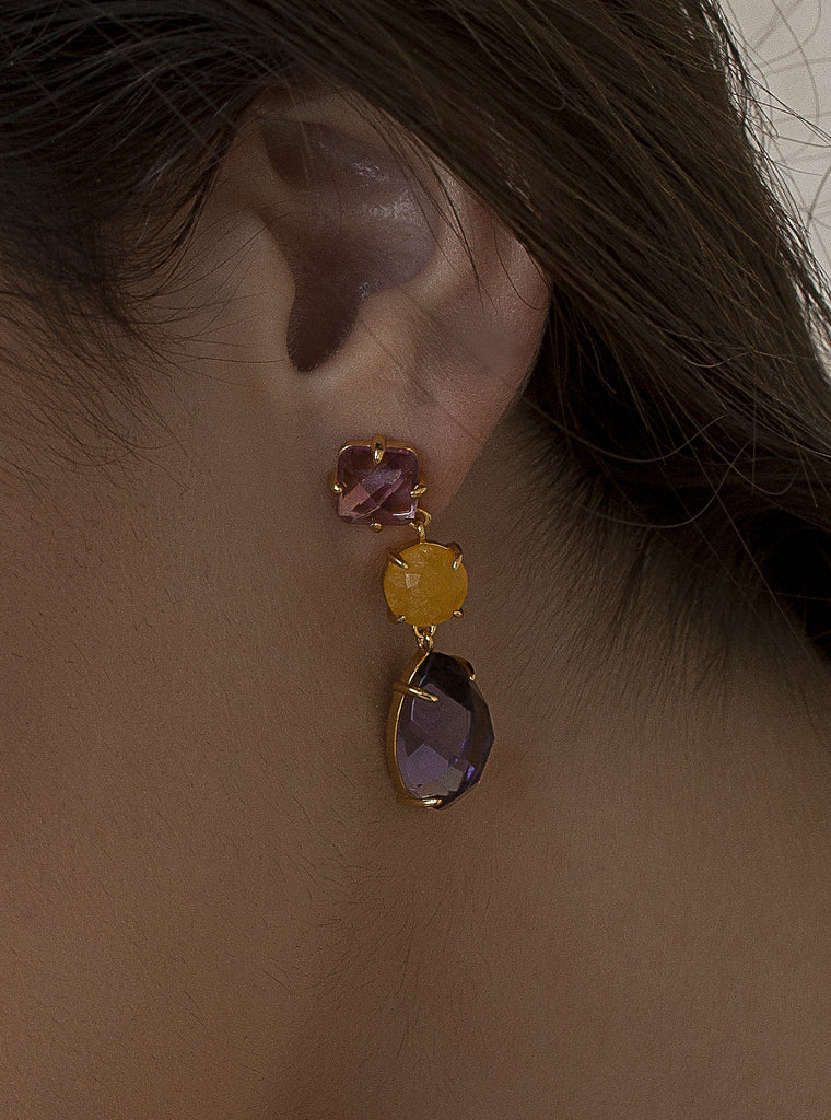 Pendientes largos de plata dorada con piedras violeta y amarilla