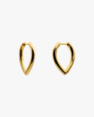 Petites boucles d'oreilles pendantes en argent plaqué or, au brillant subtil et élégant.