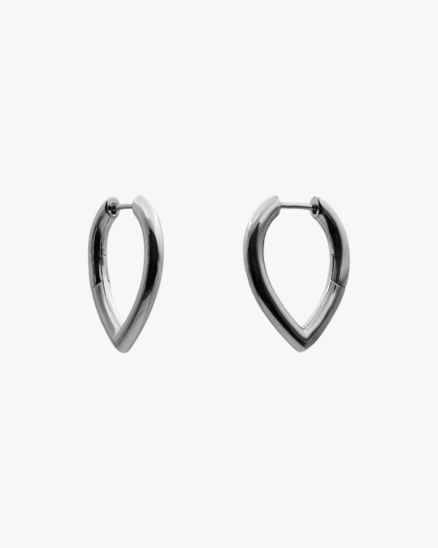 Petites boucles d'oreilles pendantes en argent au design délicat et moderne