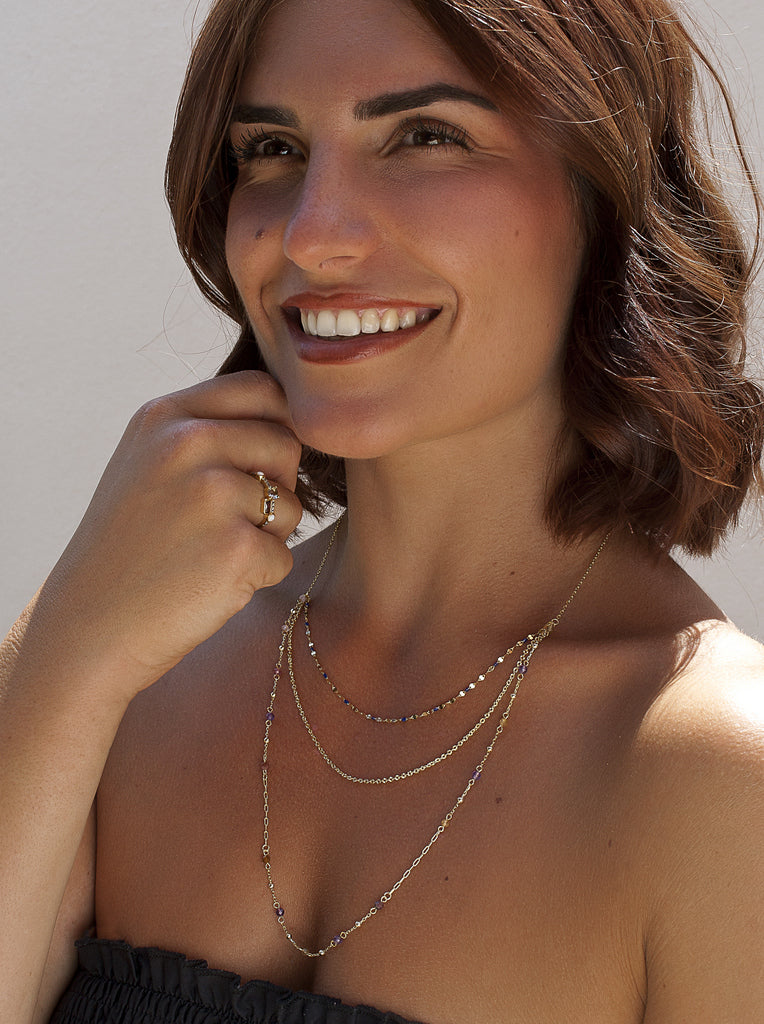 Collar multicapa lavanda de plata bañada en oro con piedras